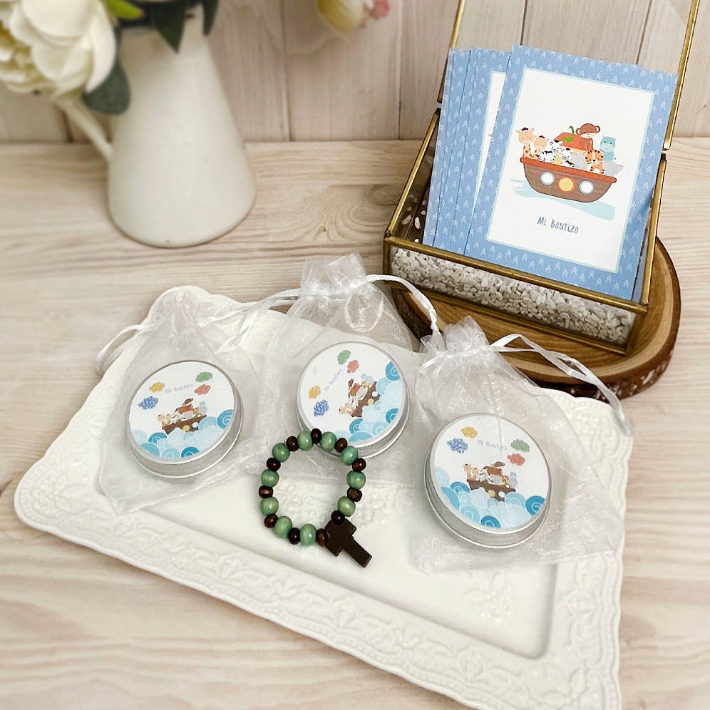 Set Bautizo Niño 3: 24 Santitos + 24 denarios madera café con verde en lata