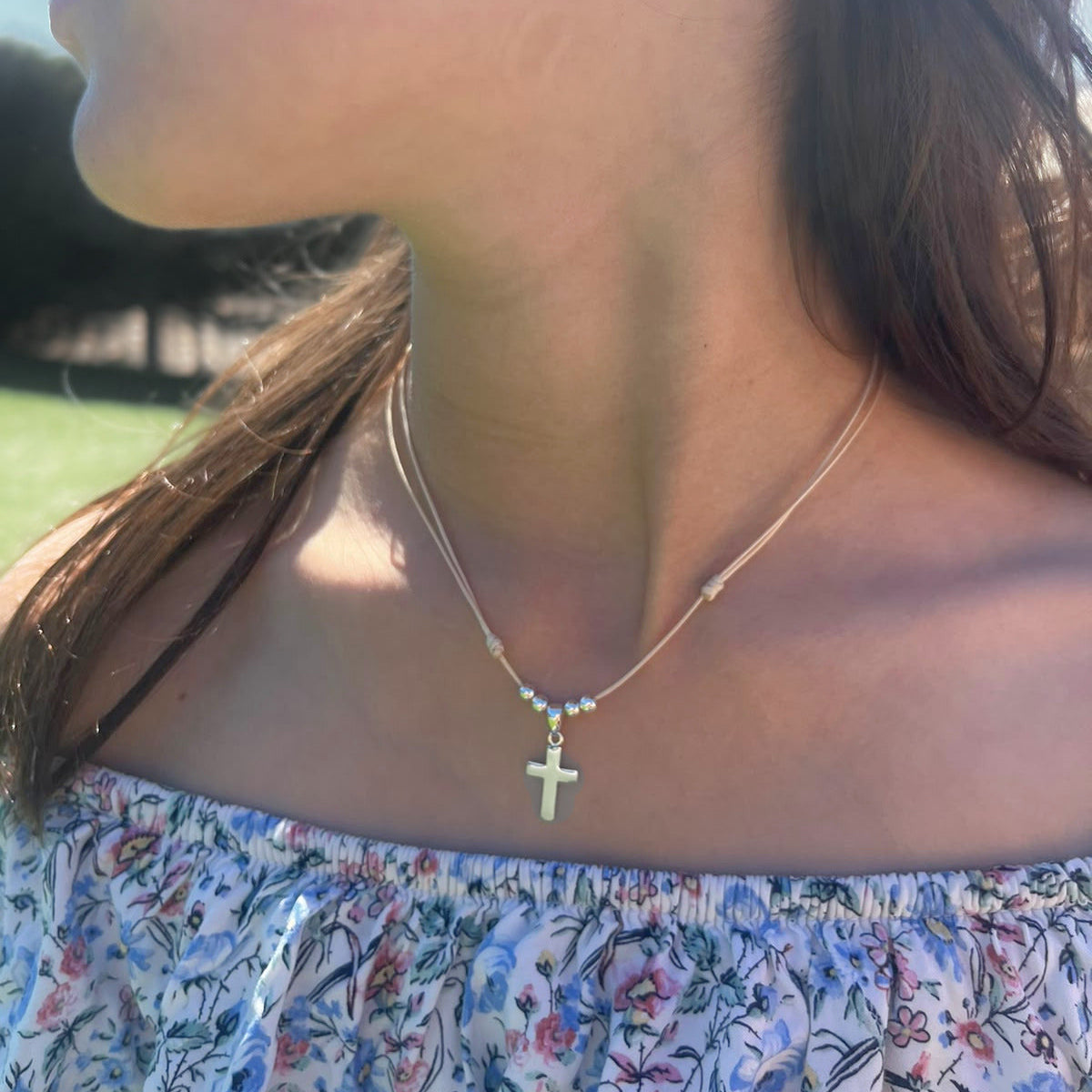 Collar Cruz de Plata Cordón Beige